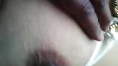 Tanned शरीर के साथ युवा सुंदरता तेल के साथ सेक्सी फिल्म मद्रासी डाला जाता है