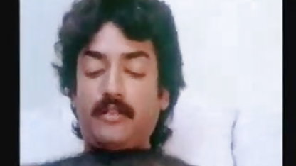 आदमी सेक्सी वीडियो फिल्म के साथ fucks एक युवा प्रेमिका में एक छेद मोज़ा