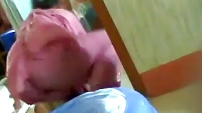 एक आदमी अपनी मालकिन पर सेक्स पिक्चर हिंदी अपनी पत्नी के लिए एक उपहार की कोशिश करता है
