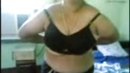 काले लड़की एक महंगी हिन्दी सेक्सी मूवी कुर्सी पर masturbates