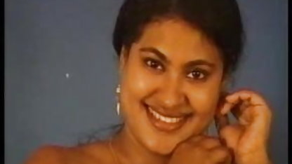 एक हॉलीवुड सेक्सी हिंदी फिल्म युवा आदमी तीन गुना उसके घर कास्टिंग के साथ एक परिचित सुनहरे बालों वाली