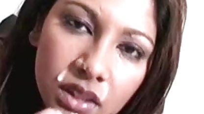 गर्म प्रेमी उत्तेजित कोई सेक्स फिल्म और fucks busty नाविक