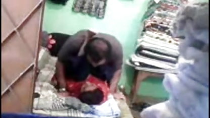 घर का बना स्ट्रिपटीज़ के साथ संगीत हिंदी फिल्म अरे सेक्सी प्रदर्शन द्वारा एक रसीला काले बाल वाली