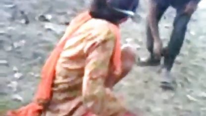 समूह सेक्स पुरुषों के साथ ठाठ काले बाल वाली में हिंदी फिल्म अरे सेक्सी एक आधा नग्न फार्म