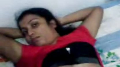 तीस-वर्षीय सुनहरे बालों वाली में मोज़ा किसी एक पाल सेक्सी पिक्चर फिल्म हिंदी में पर एक लाल सोफे