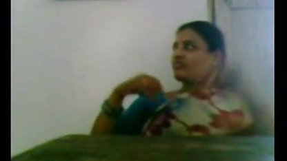 बछड़ा के साथ मुकुट पर हिंदी भोजपुरी फिल्म सेक्सी उसके सिर masturbates मांडू में सामने के कैम