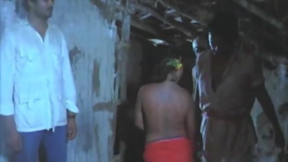 आदमी एजेंट में एक दिन fucks तीन लड़कियों सेक्सी मूवी सेक्सी पिक्चर में एक कामुक स्टूडियो