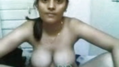 पड़ोसी आदमी fucks दो महिला छात्रों में अपने सेक्सी दिखाइए पिक्चर कमरे