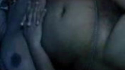 आदमी बेकार है अपने पड़ोसी के गांड और fucks एक सेक्सी फिल्म की वीडियो दिखाओ अतिथि के रूप में एक प्रेमी