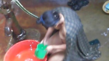 आदमी के लिए दो घंटे के आदेश और fucks एक सेक्सी हिंदी मूवी वीडियो में सुंदर काले बाल वाली