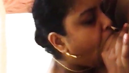आदमी काम से वापस हिंदी सेक्सी मूवी चलने वाली आ गया और उसकी ऊब पत्नी shagned ।