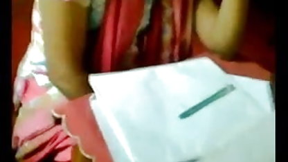 एक गुलाबी चादर पर एक हिंदी सेक्सी पिक्चर मूवी लड़की किटी में एक और अन्य Popu