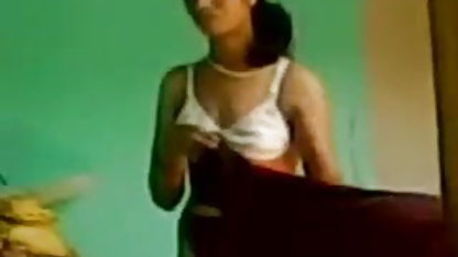 युवा सौंदर्य Tiana घर का कपड़ा में सामने के एक गर्म कोकेशियान हिंदी फिल्म सेक्सी हिंदी में दोस्त के साथ एक कैमरा