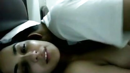 लचीला हिंदी फिल्म वीडियो सेक्स एथलीट चमकती छोटे स्तनों और masturbates गीला किट्टी सोफे पर