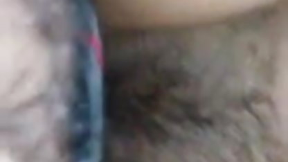 एक सेक्सी हिंदी फिल्म आदिवासी नेता की बेटी masturbates गुदा बड़े में सामने के एक वीडियो कैमरा