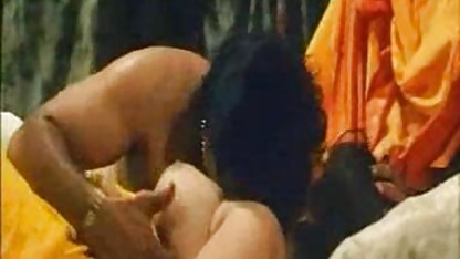 वह एक स्ट्रिपटीज़ के साथ एक mulatka सफेद मोजे में ले लिया और उसे हिंदी की सेक्सी फिल्म उसी पर मार