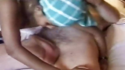 लड़की बॉलीवुड सेक्सी हिंदी मूवी के साथ बड़ी आँखें बनाता है एक के लिए एक आदमी के साथ अवसाद