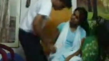 सुंदर बेब एक हॉलीवुड सेक्सी पिक्चर हिंदी में नए दोस्त की लेबिया से पता चलता है